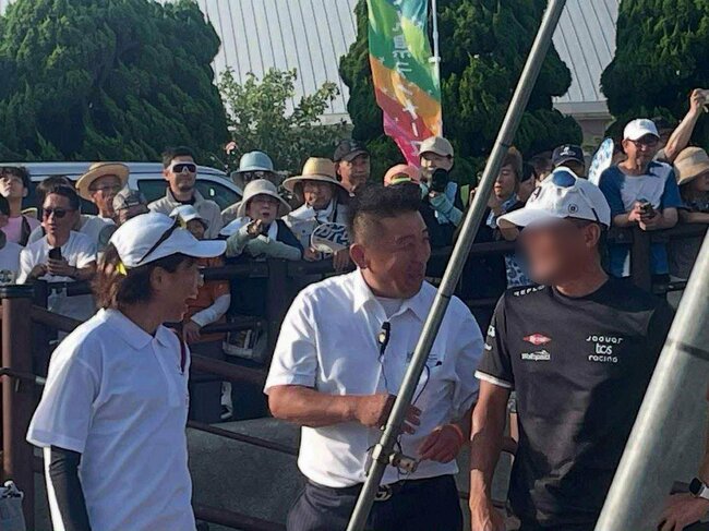 スイムスタート会場にて。大会実行委員長の岡村浩志くん(中)、大会スペシャルアンバサダー福士加代子さん(左)と