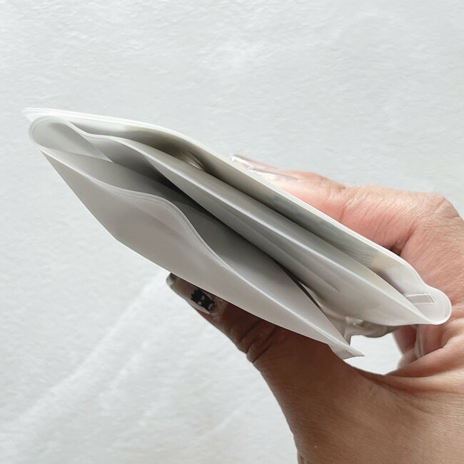 カードや診察券が30枚入った!セリアの“くるっとまとまるポーチ”バッグの必需品になりました!「試供品を入れるのにめっちゃ良かった」「洗顔から100円玉まですっきり入っていい感じ」