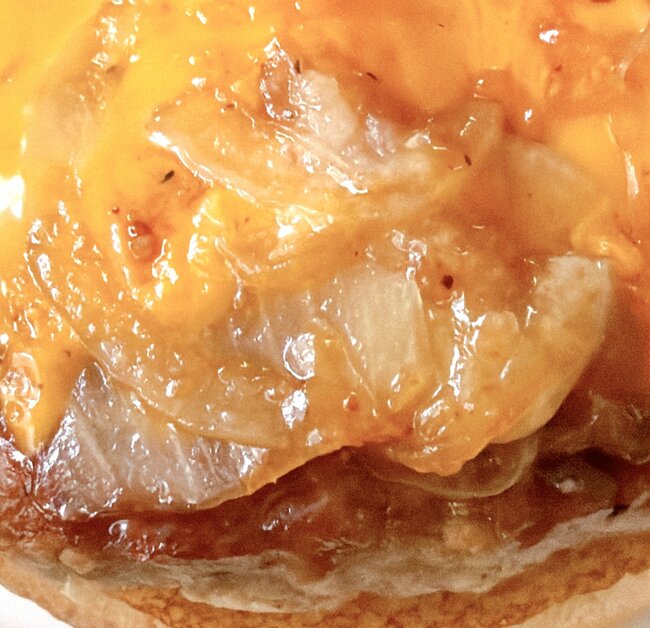 「激ウマでびびった」モスバーガーの“衝撃すぎるランチセット”お肉がはみ出てるんだけど…!「なんコレ~美味しすぎぃ~」「これでもか、というくらいチーズのってて美味」