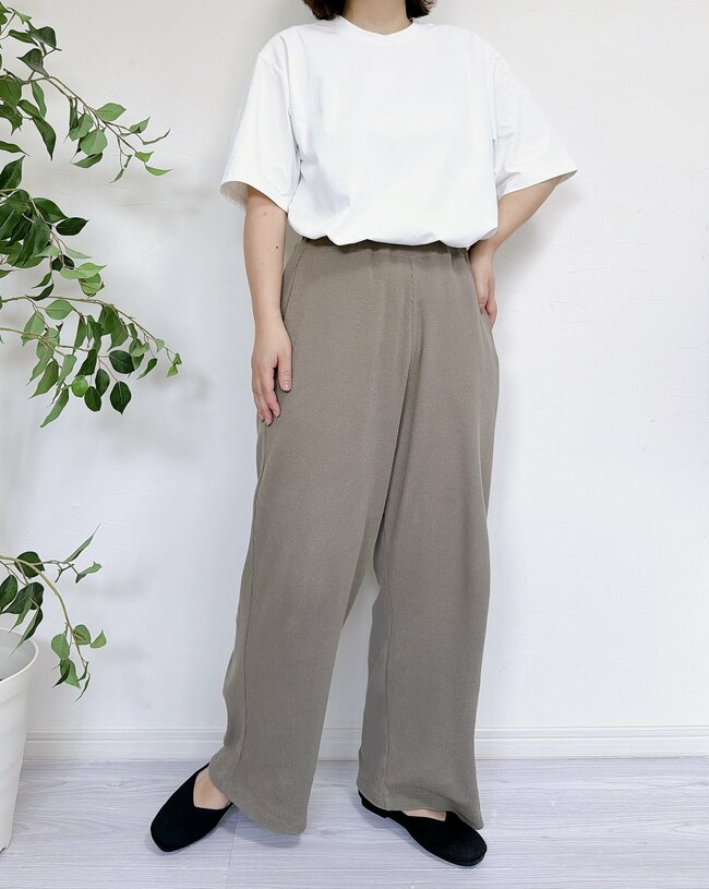 「全カラー買いたいです」無印良品の“ゆったりパンツ”楽ちんなのにキレイ見え!「最高にはき心地が良い」「リラックスしながらも上品」《購入レビュー》