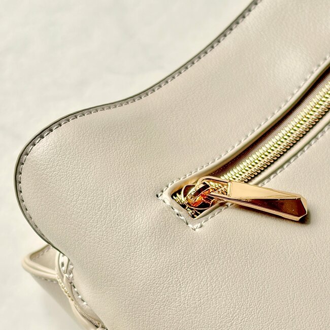 「まさに求めてたバッグです」ハニーズの“高見えショルダー”が理想的すぎる!「サイズ感完璧」「ポケット多くて長財布も入る」