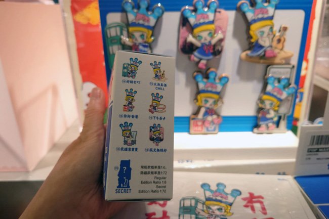 箱の中にどの種類が入っているか分からない状態で買う「ブラインドボックス(盲盒)」。箱に書かれた1~6番目のキャラクターのほか、7番目のシークレットが出てくる可能性も。(香港のPOPMART店舗で筆者撮影)