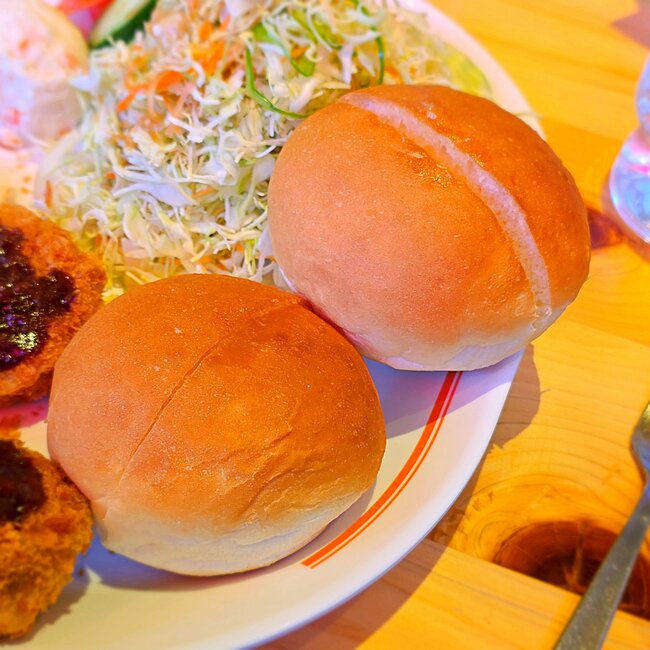 「本当うんまい!」「食べても減らない」コメダ珈琲の“まんぷくプレート”ボリューム満点でスゴすぎる!「スーパーのオードブルみたいな量」