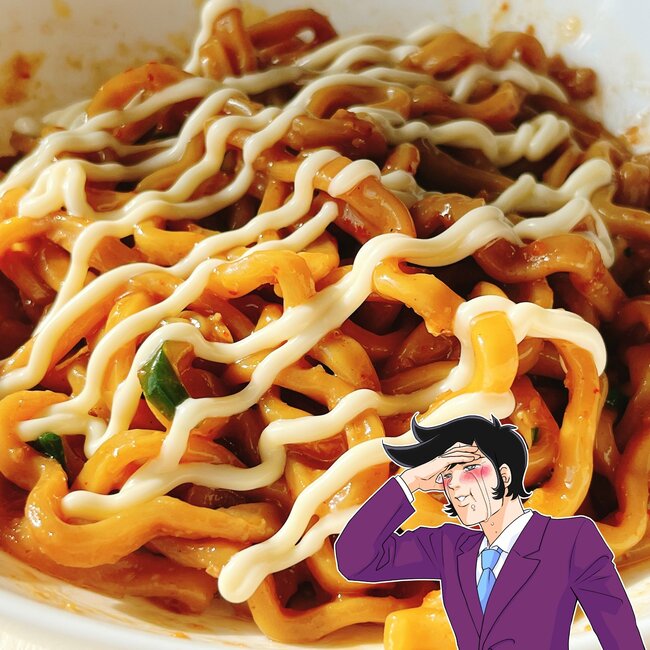 「お店に負けない美味しさでびっくり」ファミマの“ジャンキーまぜそば”ニンニクが強烈でウマすぎる！「2個買えばよかった」「口の中が完全にニンニク」