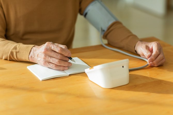 家庭で血圧を測るときは左右の腕で比較してみる