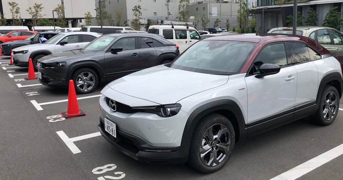 報道陣向け公道試乗会で走行準備中のMX-30各車。手前は、マツダ100周年スペシャルエディション
