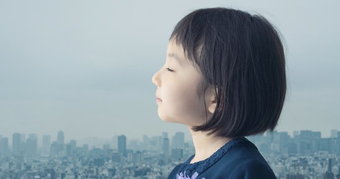 目を閉じる少女