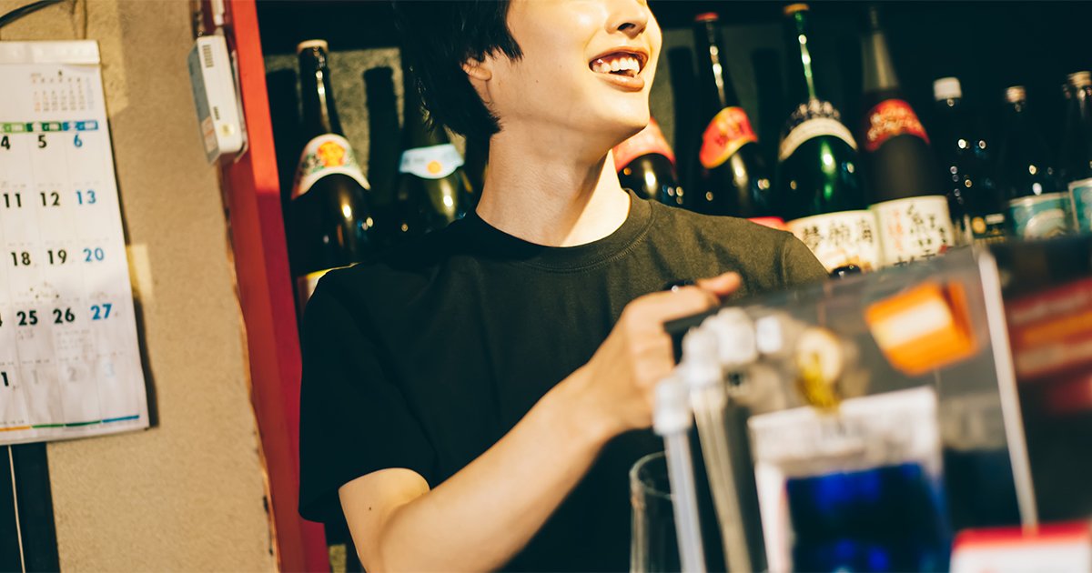 居酒屋でバイトをする男性