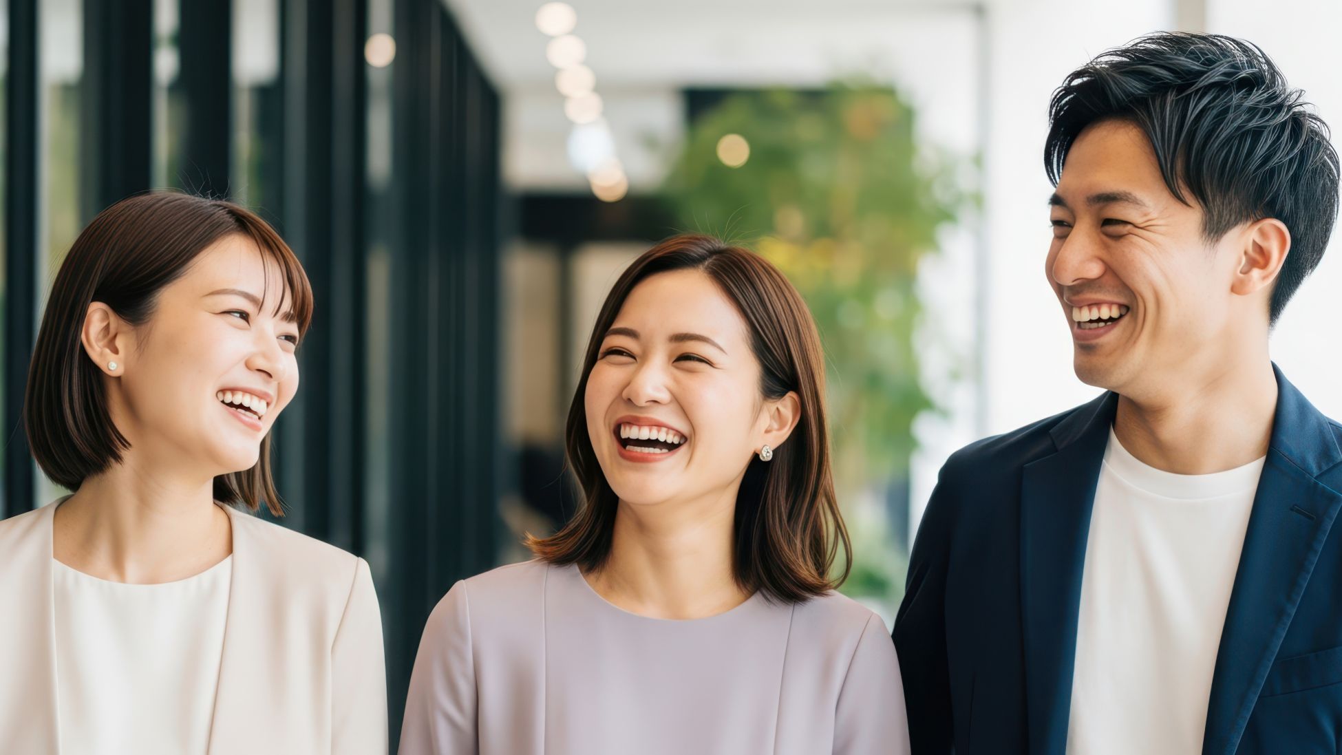 職場で雑談をする男女