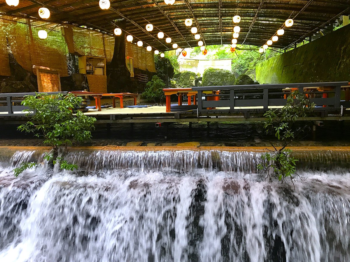 清流を間近に感じられる貴船（左京区）の川床。写真は料理旅館「ひろ文」の床席