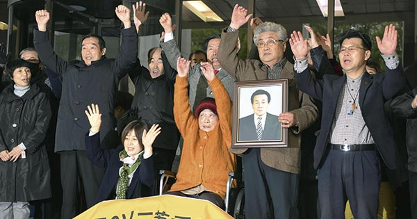 損害賠償が認められ、喜びを露わにする韓国人