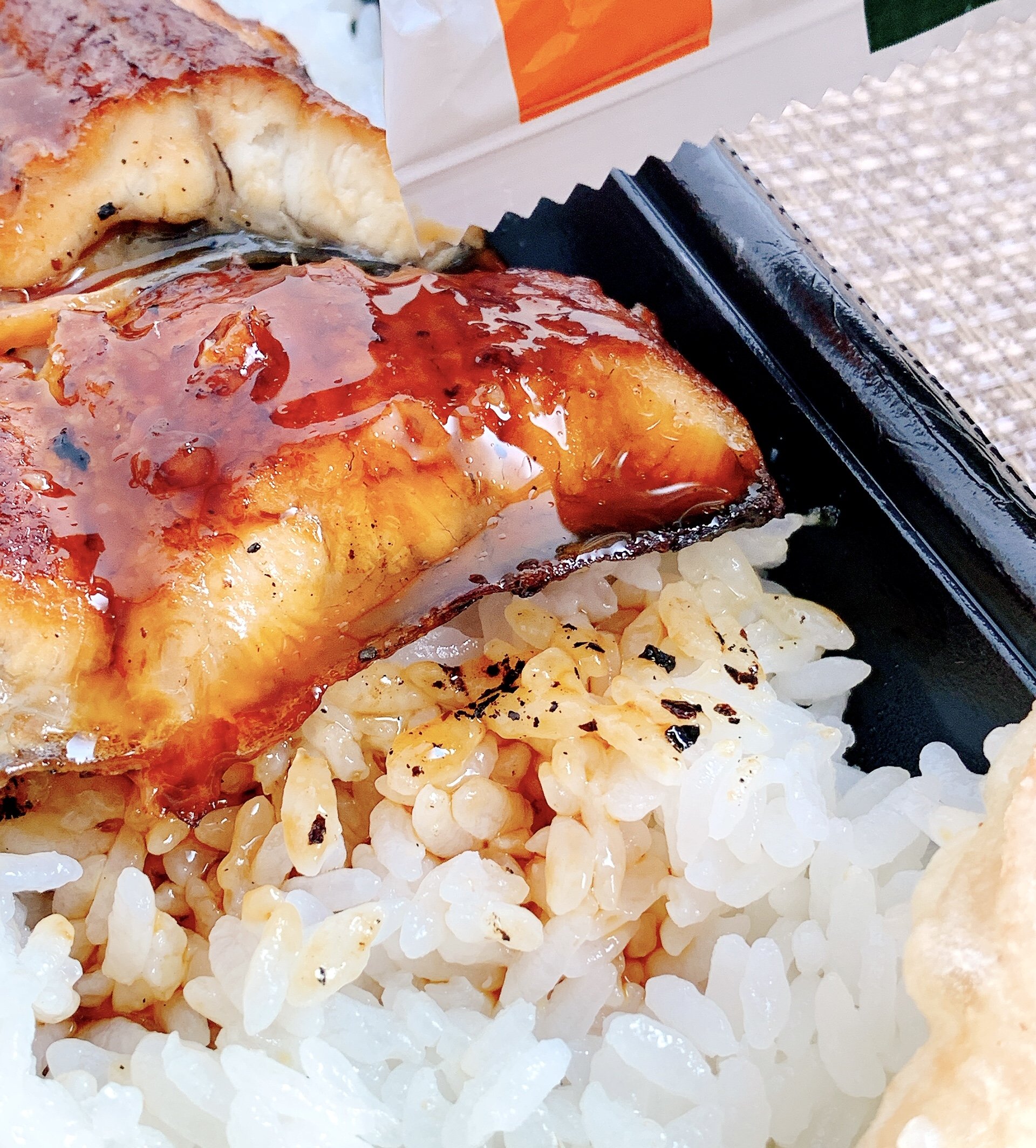 白米が爆速で消えていく…！ほっともっとの“よくばり限定弁当”おかず2種盛りで豪華すぎる！【実食レビュー】