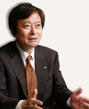 経費削減計画は1年前倒し<br />2000人の直販社員を武器に医療保険などを拡販する<br />富士火災海上保険社長 近藤 章