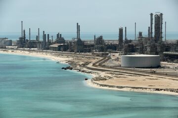 サウジ、OPEC増産計画の延期を検討　供給過剰を懸念