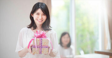 「アメックス」と「ダイナース」の誕生日プレゼントを比較!【2021年版】年会費が高いプラチナカードの会員だけが入手できる“特別なプレゼント”を紹介!