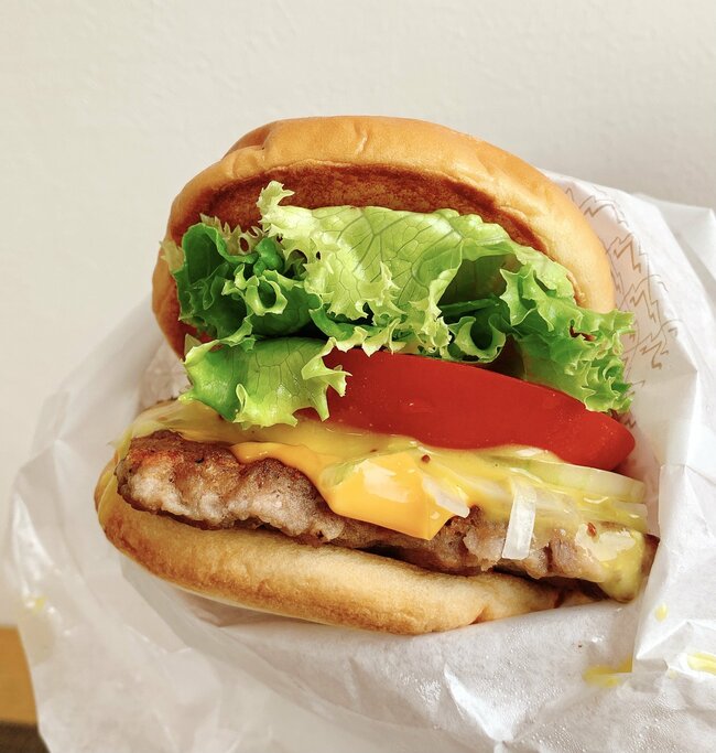 「エグい美味い」「モスで一番好き」モスバーガーの“期間限定メニュー”お肉の旨みがハンパない！「3つぐらい食べれる」「美味すぎて泣いた」《実食レビュー》