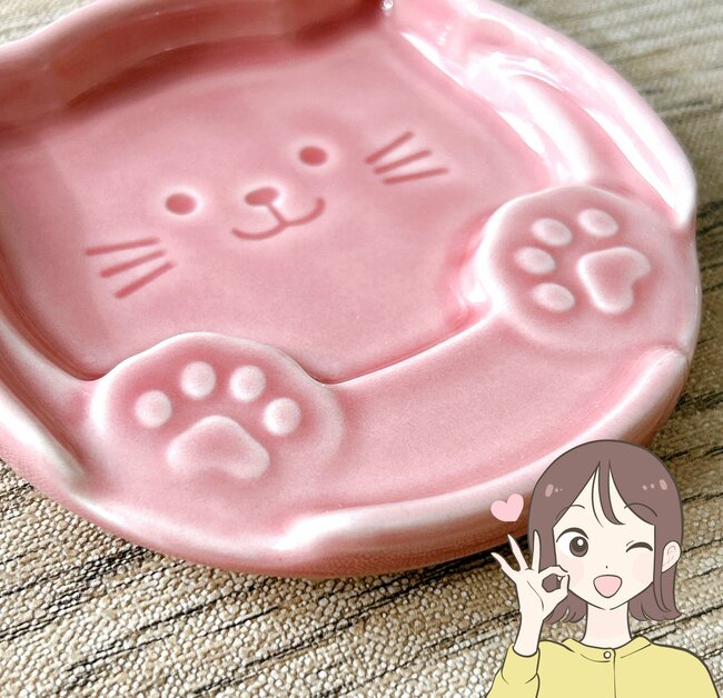 待って、天才すぎる…!セリアで見つけた「ネコちゃん食器」小皿と箸置きが合体してるんだけど!