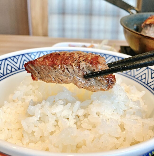 「満腹で帰るのしんどい」吉野家の“豪快すぎる定食”ご飯おかわり無料がありがたい！「吉野家さんやりすぎだよ」「ご飯大盛り2杯も食った」《実食レビュー》