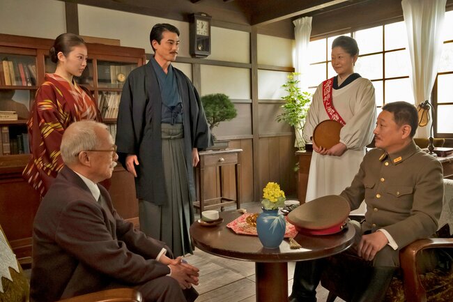 「適当は気楽でいいぞ」屋村(阿部サダヲ)の一言が、流される日常にブレーキをかけた【あんぱん第44回レビュー】