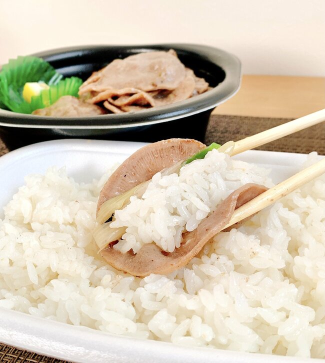 いくらなんでも盛りすぎだよ…！ほっともっとの“よくばりメニュー”お肉2倍盛りのインパクトがすごすぎる！「うますぎる」「リピ確」「神とさせていただきます」