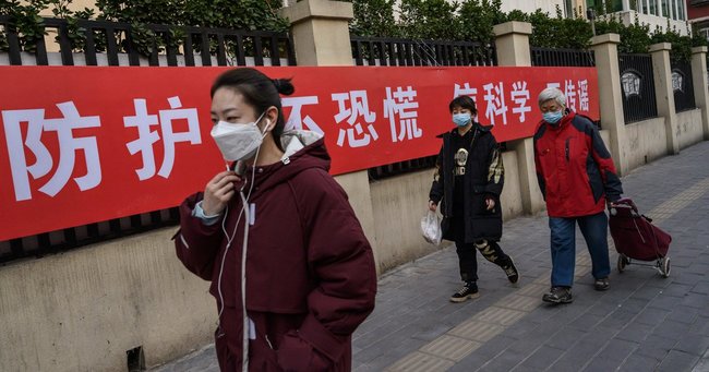 北京で「パニックなし、科学を信じ、噂を広めない」と住宅ビルに横断幕