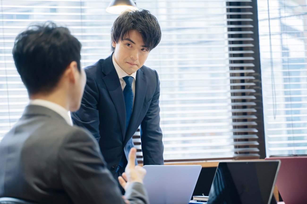 上司を褒めるのが苦手な人へ。「ゴマすり」にならない伝え方