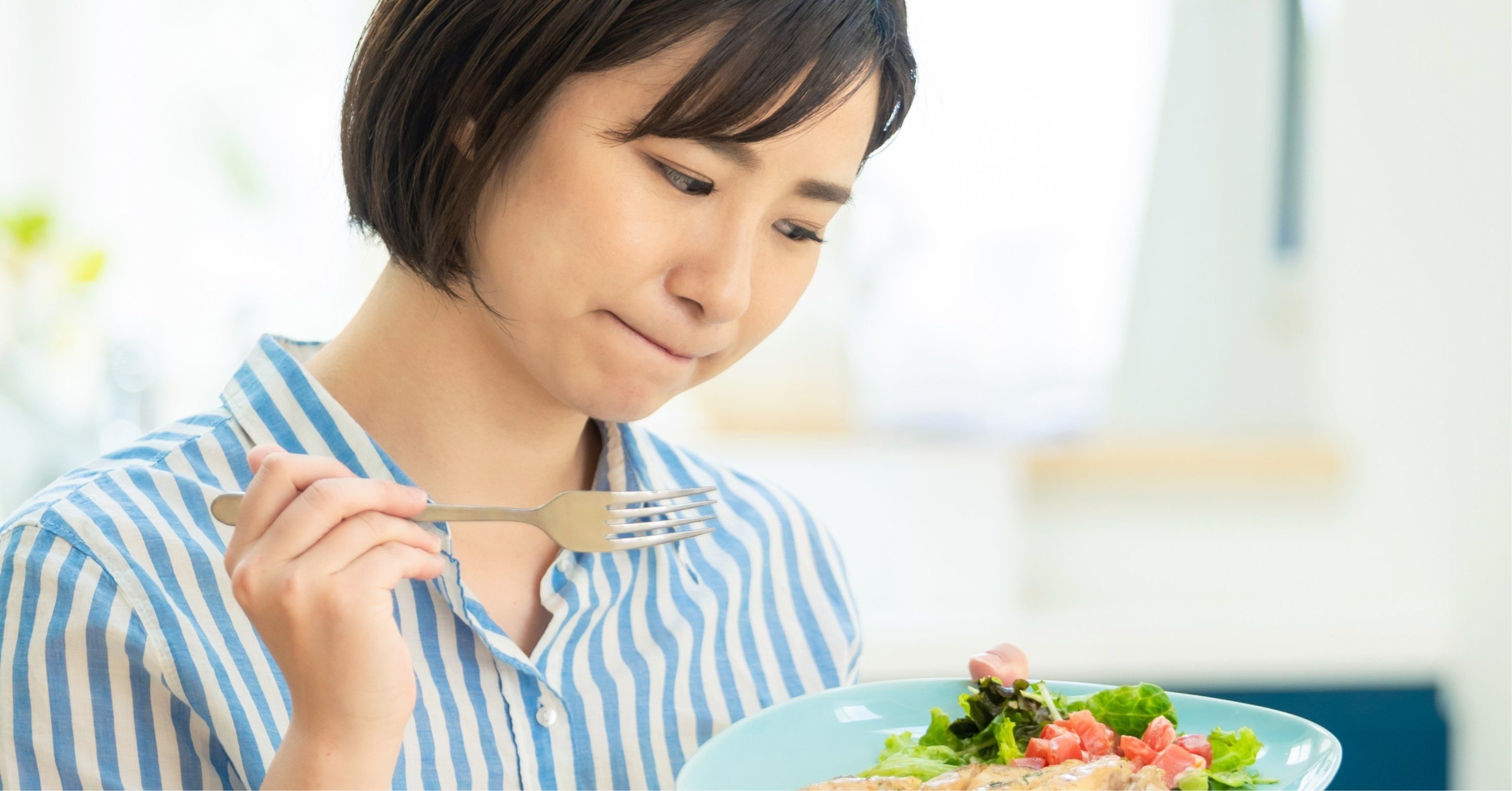 食事にがっかりする女性
