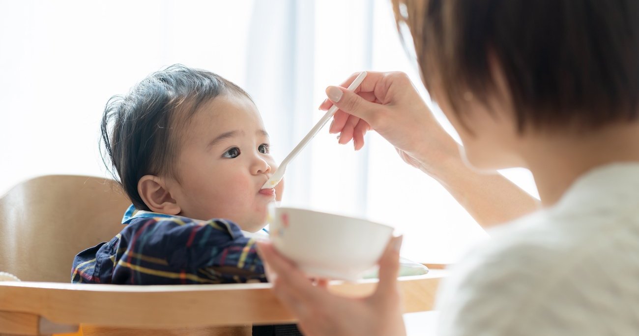 小児科医が教える】たんぱく質の離乳食を「6ヵ月から始めた子、1歳から