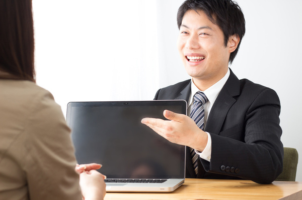 プレゼンするときは相手の「左目」を見て話せ!