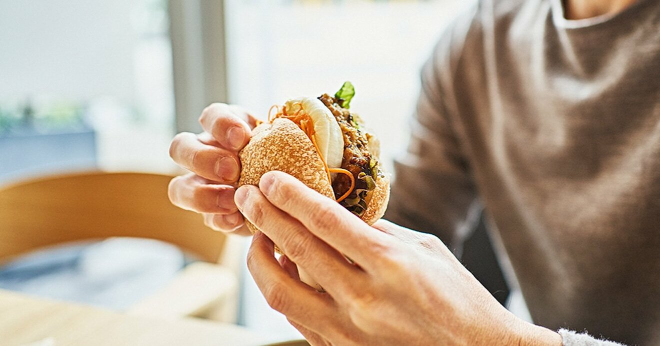 意外と知らない ハンバーガーの正しい食べ方 具や汁をこぼさないコツは 男のオフビジネス ダイヤモンド オンライン