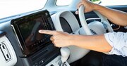 「改造カーナビ」はなぜ合法なのか？運転中にテレビをチラ見する人が直面する重大リスク