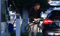 ガソリン価格急騰、低燃費車注目も在庫不足が深刻