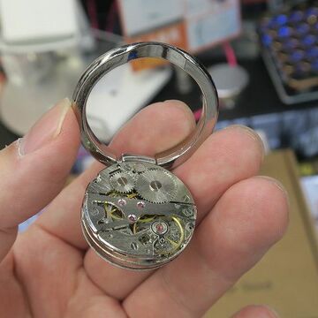 機械式時計風アクセサリーでスマホを落下から防げ！