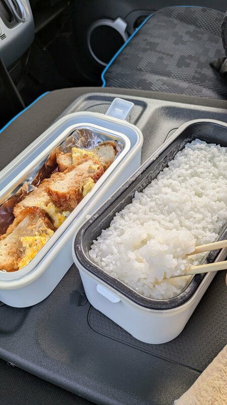 地元のスーパーでおかずを買って炊き立てご飯と味わうのも楽しみ！