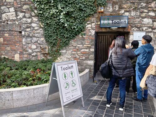 ハンガリーの有料トイレ。料金は1ユーロ=約180円前後。中にいる受付の人にお金を手渡すと使用できる（提供=筆者）