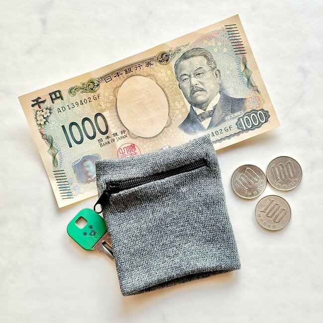 「4件目でやっと見つけた」「ようやく買えた」セリアの“天才すぎるポーチ”ミニ財布がわりに使えて便利！「散歩とかちょっと出るときに便利」