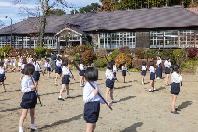 泣きながらカレーを作った夜、健太郎(高橋文哉)が黙っていた“ほんとうの理由”【あんぱん第47回レビュー】