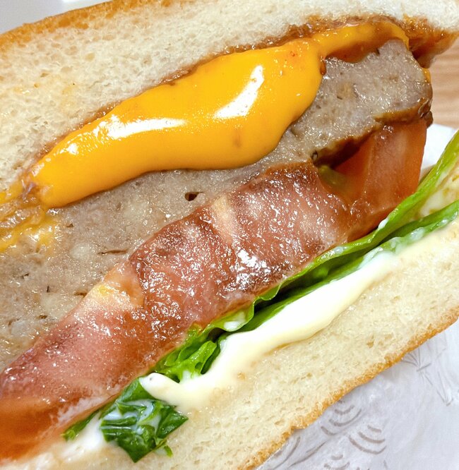 「激ウマでびびった」モスバーガーの“衝撃すぎるランチセット”お肉がはみ出てるんだけど…!「なんコレ~美味しすぎぃ~」「これでもか、というくらいチーズのってて美味」