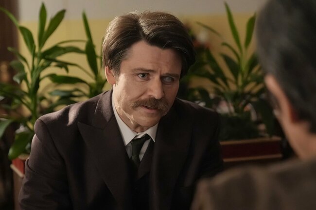 熱々のミルクを吹き出す岡部たかし！舌をヤケドしたような演技が細かくて最高〈ばけばけ第117回〉