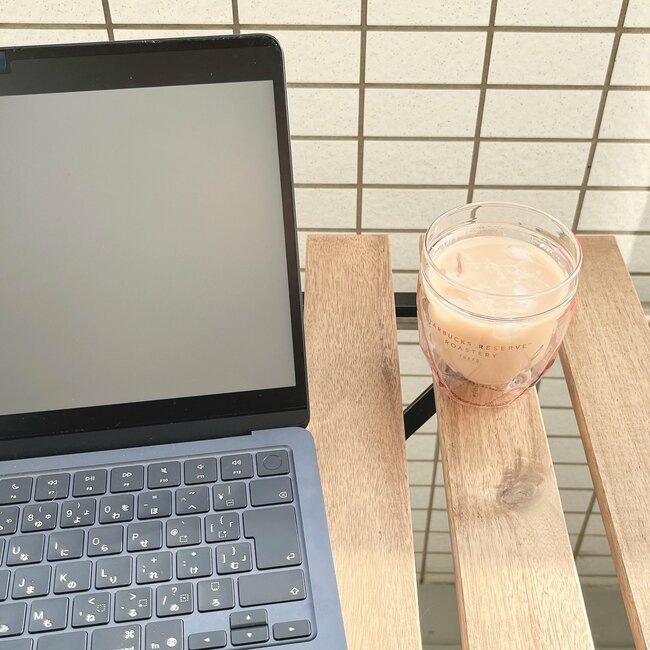 「めちゃくちゃ可愛い」「いつまでも眺めていたい」スターバックスの“高級感たっぷりグラス”デザインが美しくて気分が上がる！「夫婦で使用しています」