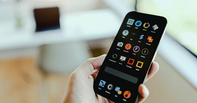 こりゃド正論だけど真似できないわ…ベストセラー作家の「スマホ活用術」が物語る「現代人の悪癖」