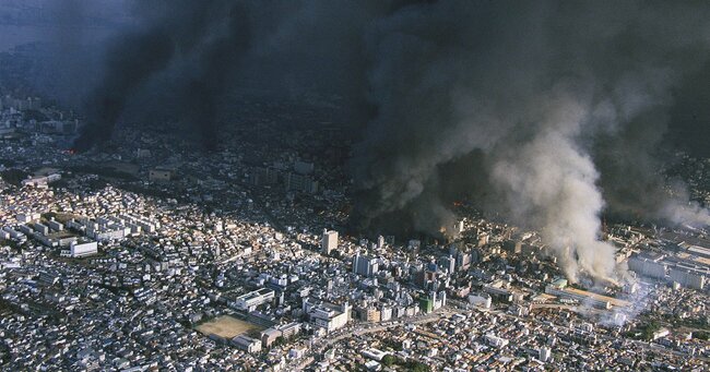 1995年1月17日、黒煙が上がる神戸市