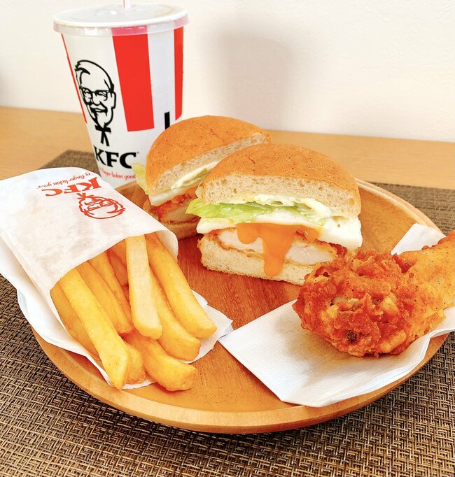 「まじで美味すぎ」「腹一杯」ケンタッキーの“よくばりすぎるセット”味もボリュームも大満足！「ボリューミィーでうまうま」《実食レビュー》