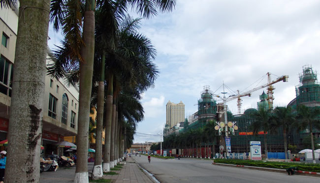 ベトナム・モンカのイ国境ゲートに向かって右に立地する中国資本のショッピングセンター