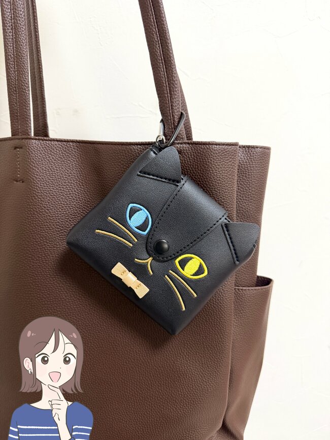 お薬が70錠も入った…！カルディで見つけた「くろねこの激かわケース」ミニ財布にもなるし、カバンに付けて持ち運べて天才！《購入レビュー》