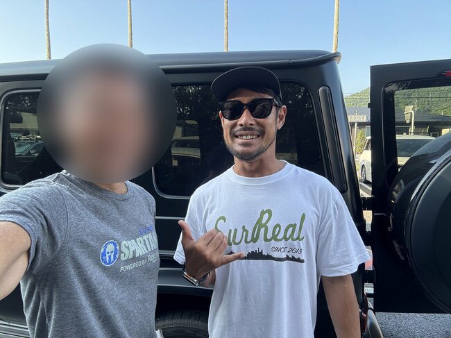 海から上がったらロングボードのチャンピオン、秋本祥坪プロが！駐車場で、しばしの波乗り談義を楽しみました