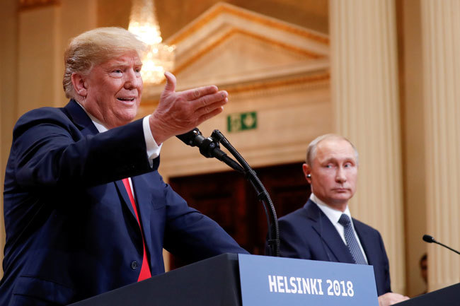 米ロ首脳会談で米トランプ大統領は露師のプーチン大統領にすり寄った?