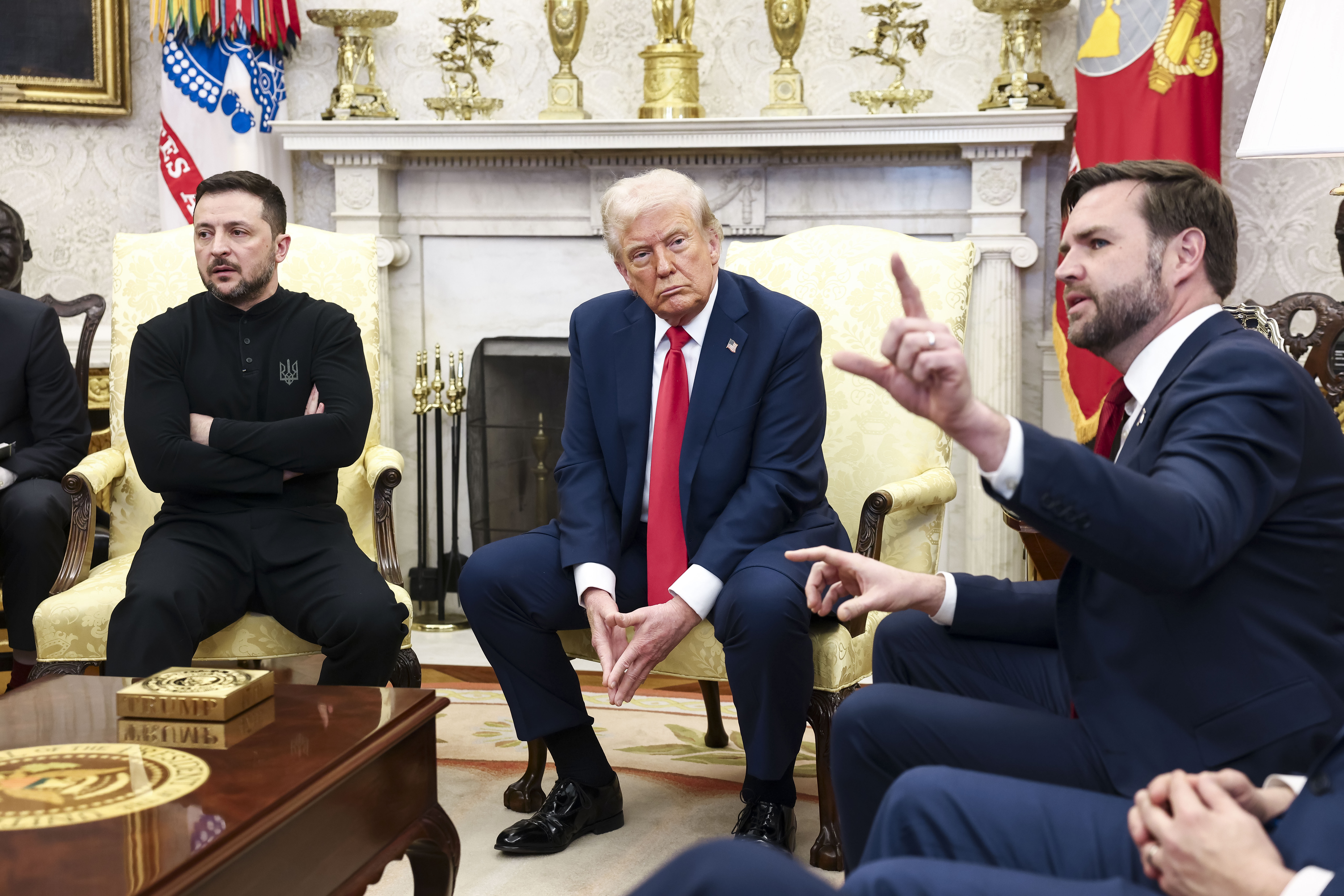 ゼレンスキー大統領が口論するトランプ大統領に加勢したバンス副大統領