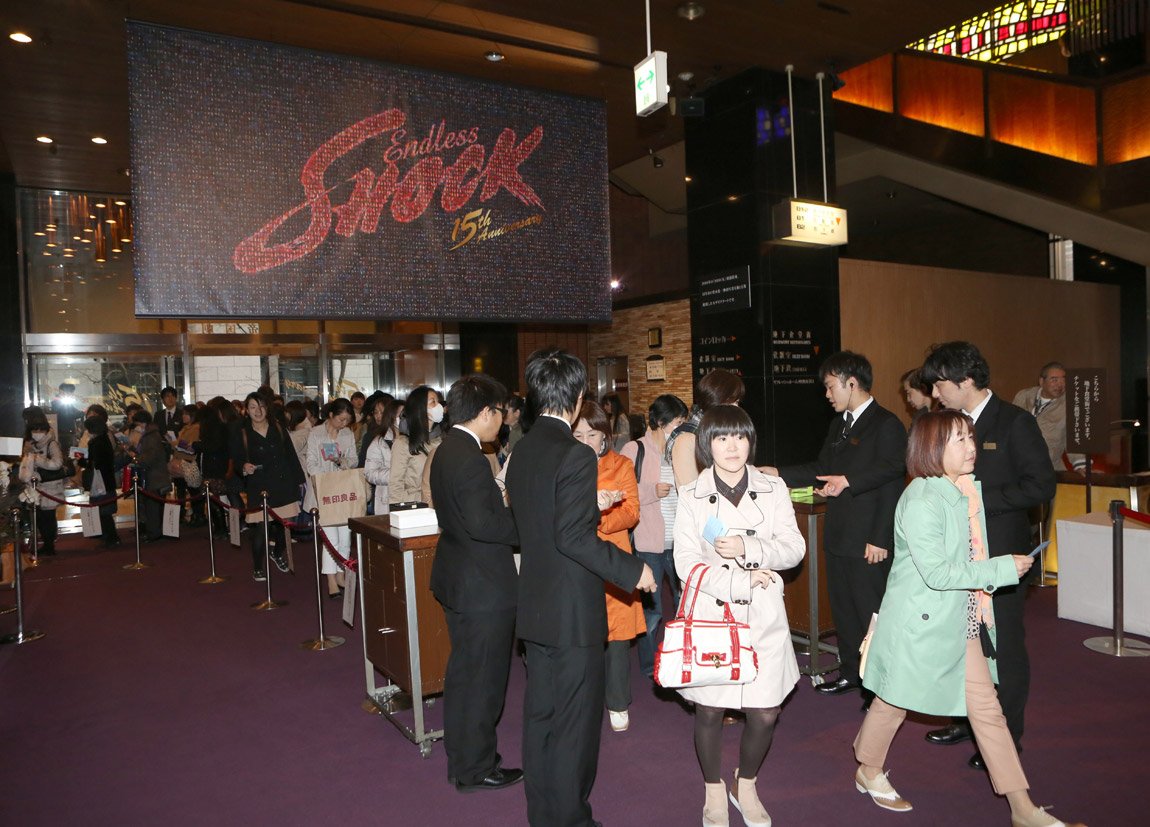 舞台装置が倒れて6人が負傷する事故が起きた舞台「Endless SHOCK」の上演が20日の夜の部から再開し、入場するファン