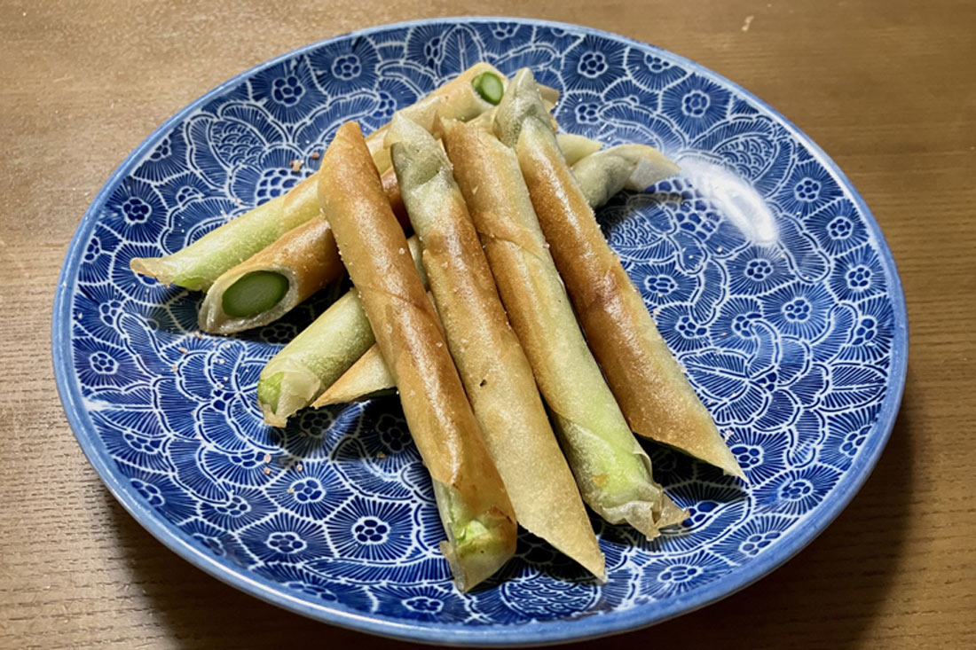 自宅で居酒屋気分!塩味で楽しむ「アスパラ春巻き」の簡単15分レシピ